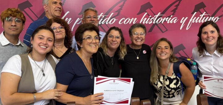 alt="en la foto las nuevas autoridades partidarias de la UCR Entre Ríos"