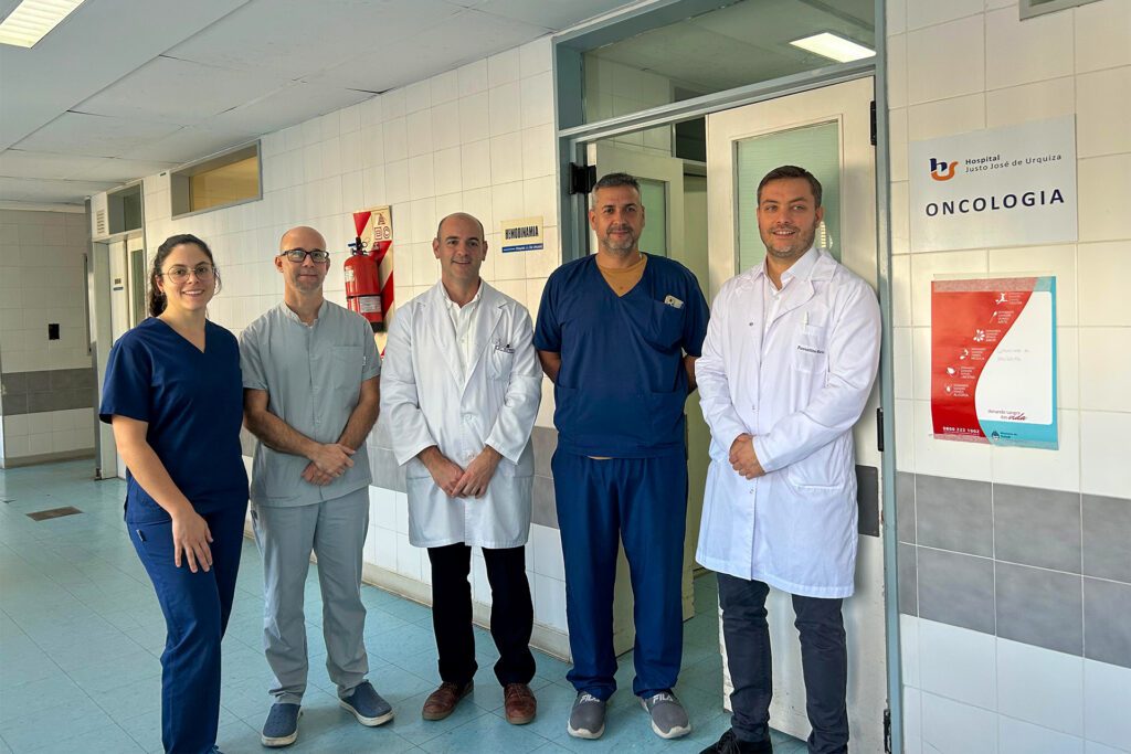 alt="El área de Hematología, liderada por los doctores Mario Fiorentino y Daniel Gotta, junto a un equipo de enfermería altamente capacitado, trabaja en estrecha articulación con los servicios de Medicina Clínica y Medicina Transfusional"