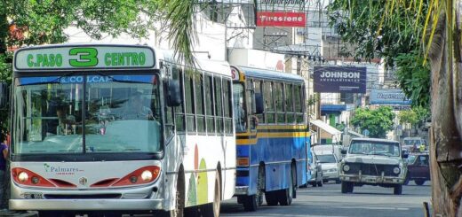 alt="dos colectivos y varios automóviles en una calle de la ciudad de Concordia"