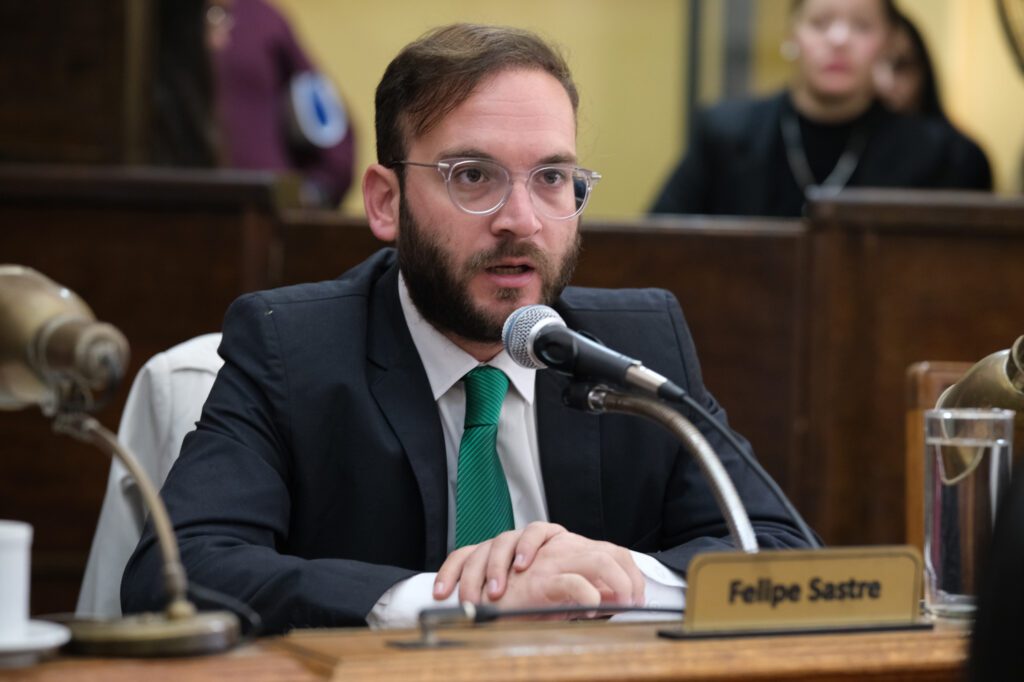 alt="El concejal Felipe Sastre (Juntos por Entre Ríos) presentó en el Concejo Deliberante el proyecto, impulsado por el Departamento Ejecutivo Municipal, que planteaba la disolución de la CARP y que  todos los bienes y el personal de la radio pública pasasen a depender directamente del municipio de Concordia"