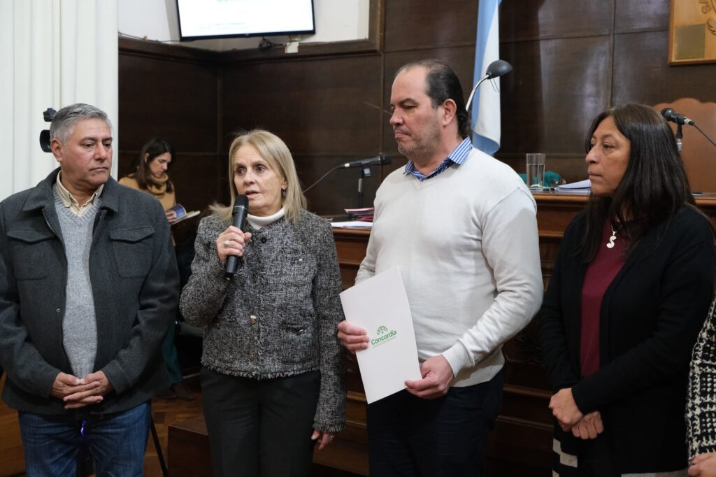 alt="La presidente del Concejo Deliberante durante el reconocimiento al Museo Provincial de la Imagen de Concordia"