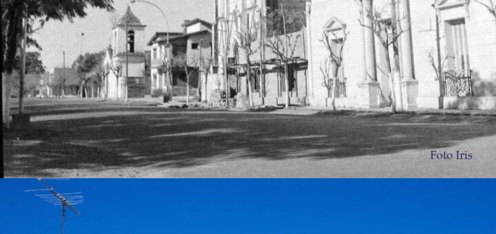 alt="en la parte superior del montaje, la iglesia y casas de la vieja ciudad de Federación, en la parte inferior una imagen de las casas de la nueva ciudad de Federación"