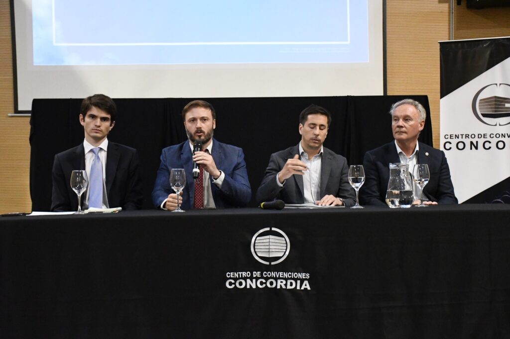 alt="Humming Airways en Concordia conectará la ciudad con Buenos Aires. La presentación de la empresa se realizó en el Centro de Convenciones Concordia y contó con la participacíón de uno de sus propietarios, Francisco Simón Errecart; del intendente de Concordia, Francisco Azcué; del secretario de la Gobernación, Mauricio Colello; y del ministro de de Planeamiento, Infraestructura y Servicios de la Provincia, Darío Schneider, entre otras personalidades"