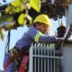 alt="Personal técnico trabajando en postes de tendido eléctrico durante un corte de luz en Concordia"