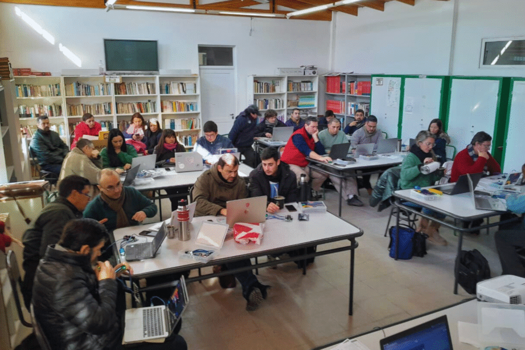 alt="Docentes de la costa del Uruguay reciben capacitación docente en robótica y ABP para innovar en las aulas con tecnología"