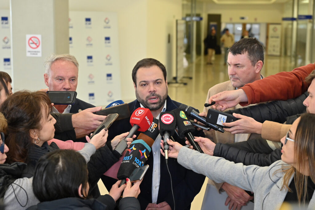 alt="El nuevo esquema de subsidios al transporte urbano, anunciado por los ministros Manuel Troncoso y Darío Schneider y el secretario de Transporte Juan Diego Elsesser, prioriza gratuidades a estudiantes y docentes"