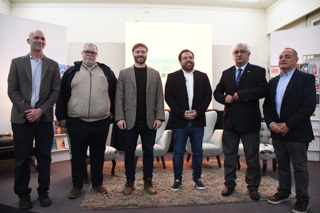 alt="La 1ª Feria Provincial del Libro en Entre Ríos tuvo su lanzamiento en el Centro de Convenciones Concordia. En la imagen se ve a parte de las autoridades presentes"