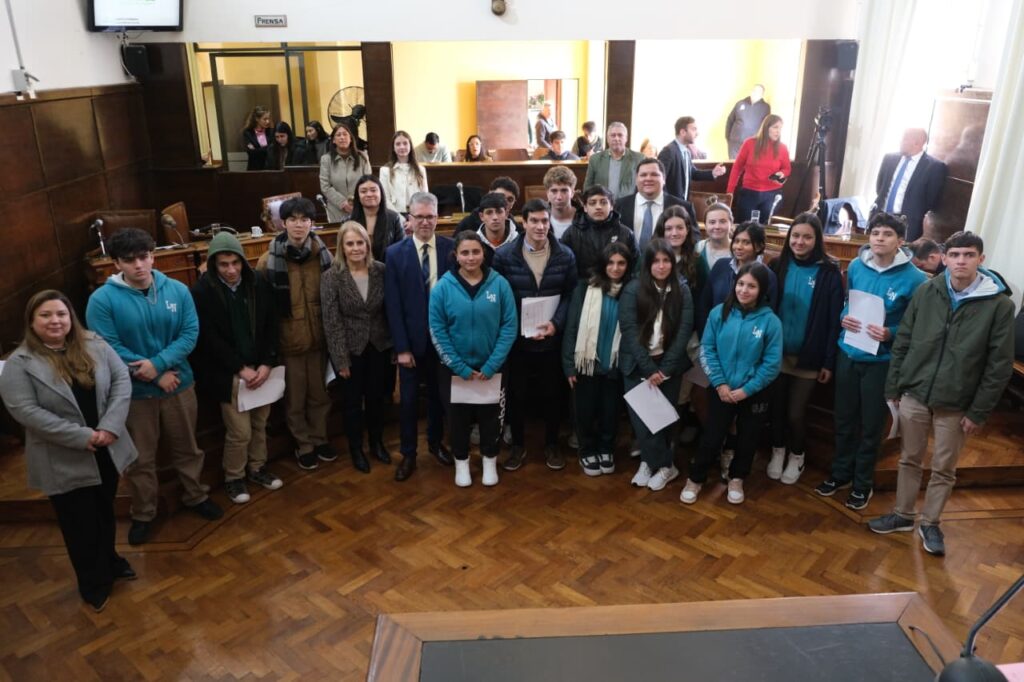 alt="Alumnos del Colegio Los Naranjos acompañaron la sesión, brindando un marco de formación educativa y ciudadana"
