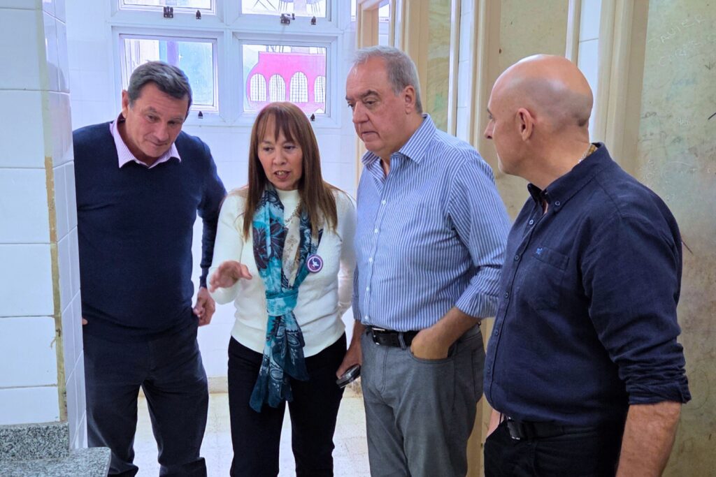 alt="Mejoras sanitarias en la Escuela Normal Sarmiento de Concordia benefician a 3 mil estudiantes. Obra clave para la educación. Alejandro Daneri, presidente de la Delegación Argentina ante la CTM de Salto Grande visitó el establecimiento educativo"