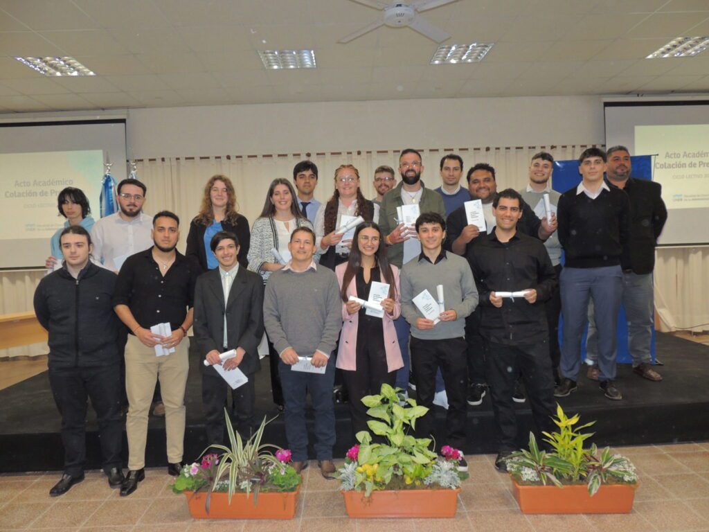 alt=" La Facultad de Ciencias de la Administración se vistió de fiesta y celebró la colación de sus egresados"