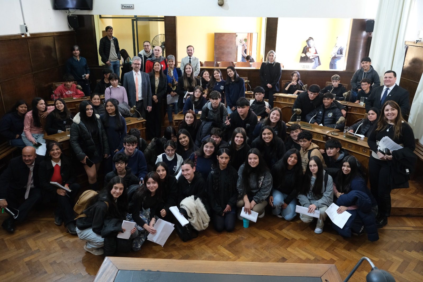 alt="en la fotografía se observa a estudiantes de la Escuela Secundaria Vélez Sarsfield en el recinto del Concejo Deliberante"