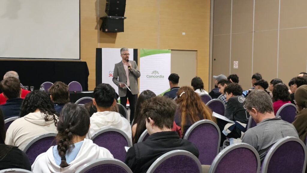 alt="El Concejo Deliberante Juvenil de Concordia capacita a jóvenes líderes para fortalecer su compromiso cívico En la nota gráfica, el concejal Mauricio Rey se dirige a los jóvenes"