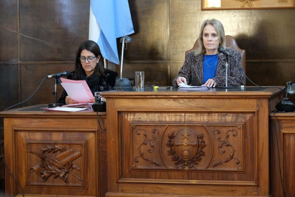 alt="La presidente del Concejo Deliberante de Concordia explicó las razones que llevaron a aprobar un nuevo marco para el EMCONTUR en una sesión en que también se aprobó una nutrida agenda cultural"