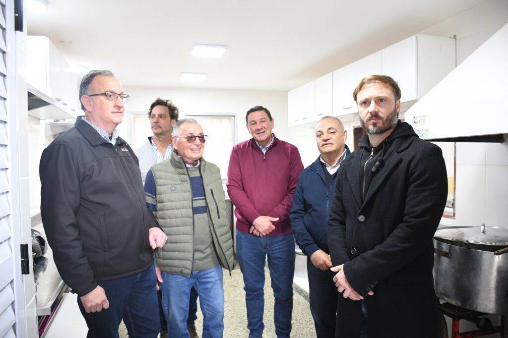 alt="Jaime Cecco, Francisco Azcué y funcionarios en la flamante cocina de la Escuela N°6 "Gral. San Martín" de Concordia"
