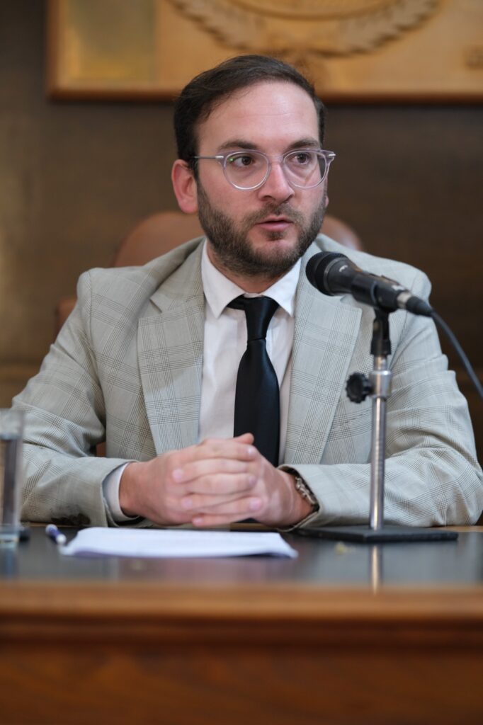 alt="en la fotografía, el vicepresidente 1° del Concejo Deliberante, Felipe Sastre, quien instó a los estudiantes presentes a ver la política como una herramienta de transformación"