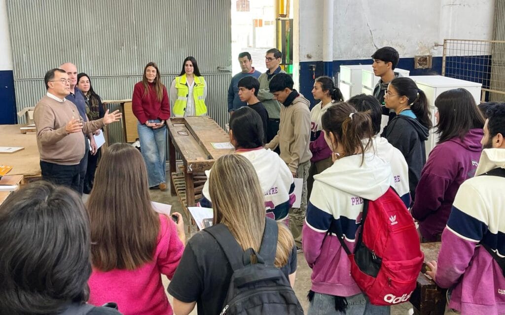 alt="Jóvenes de la Escuela Técnica N°1 en Concordia que participaron de la Formación en Armado de Muebles en el cierre del curso, junto a autoridades municipales, escolares y representantes empresariales"