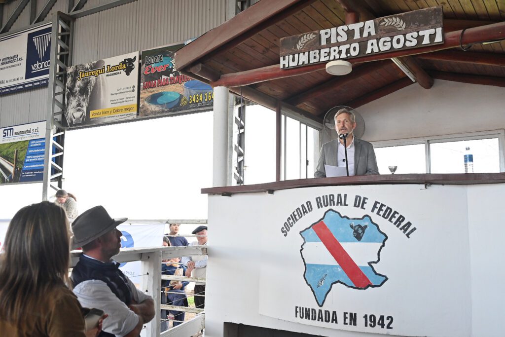alt="Rogelio Frigerio habla en la Exposición Rural de Federal y reafirma su apoyo al campo en Entre Ríos, destacando su rol clave para el desarrollo provincial. Acciones y desafíos"