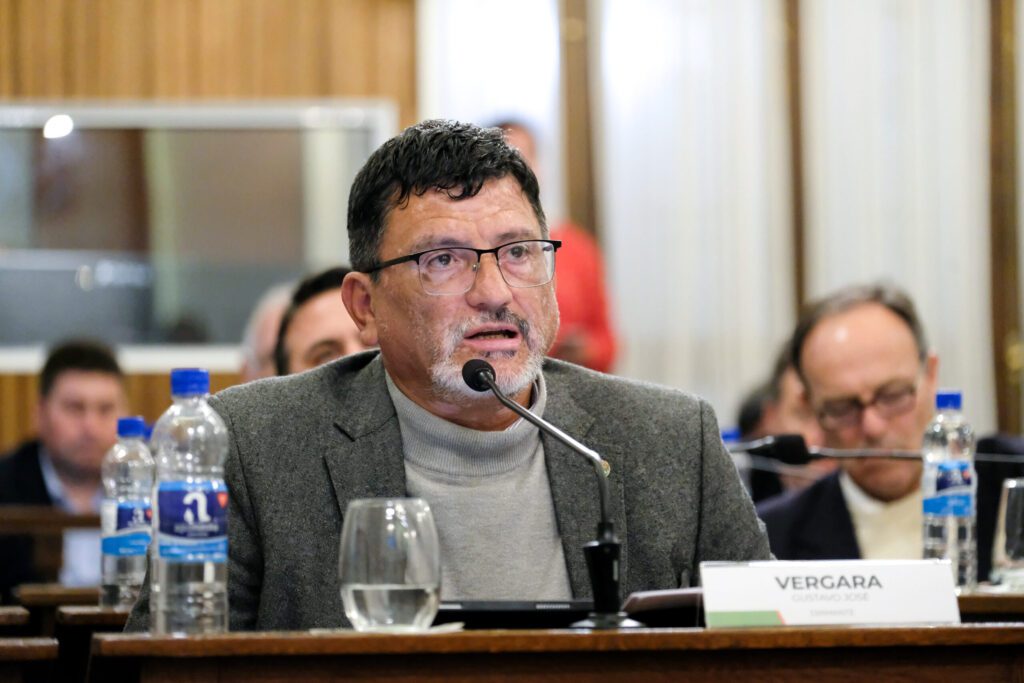 alt="en la fotografía se observa al Senador Gustavo Vergara"