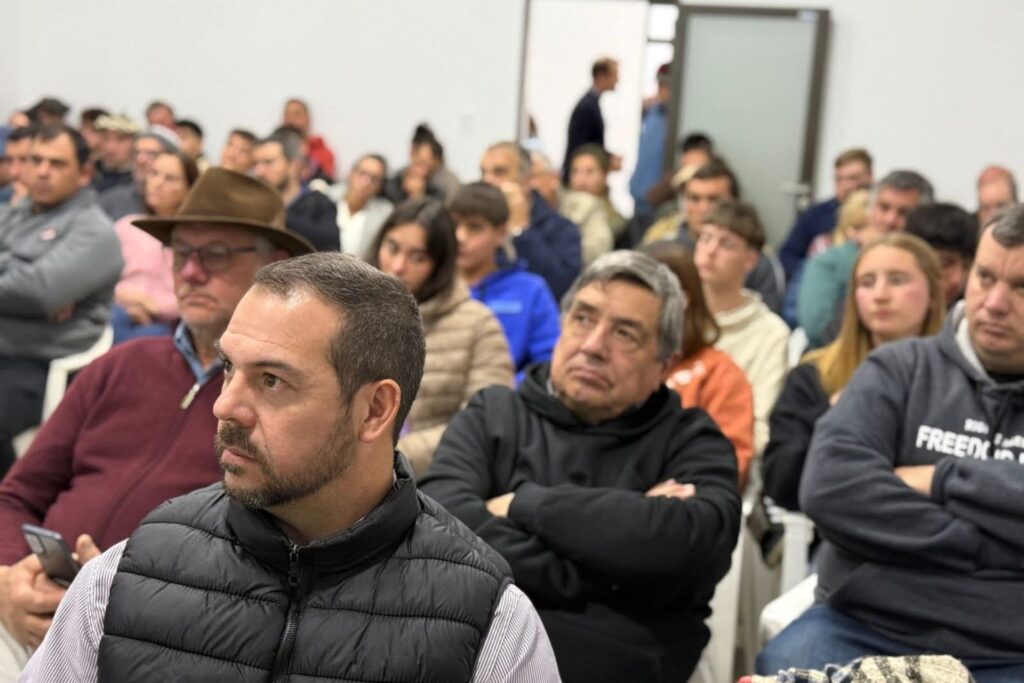 alt="Los productores presentes en la jornada se interiorizaron sobre la prevención del Pequeño Escarabajo de las Colmenas"