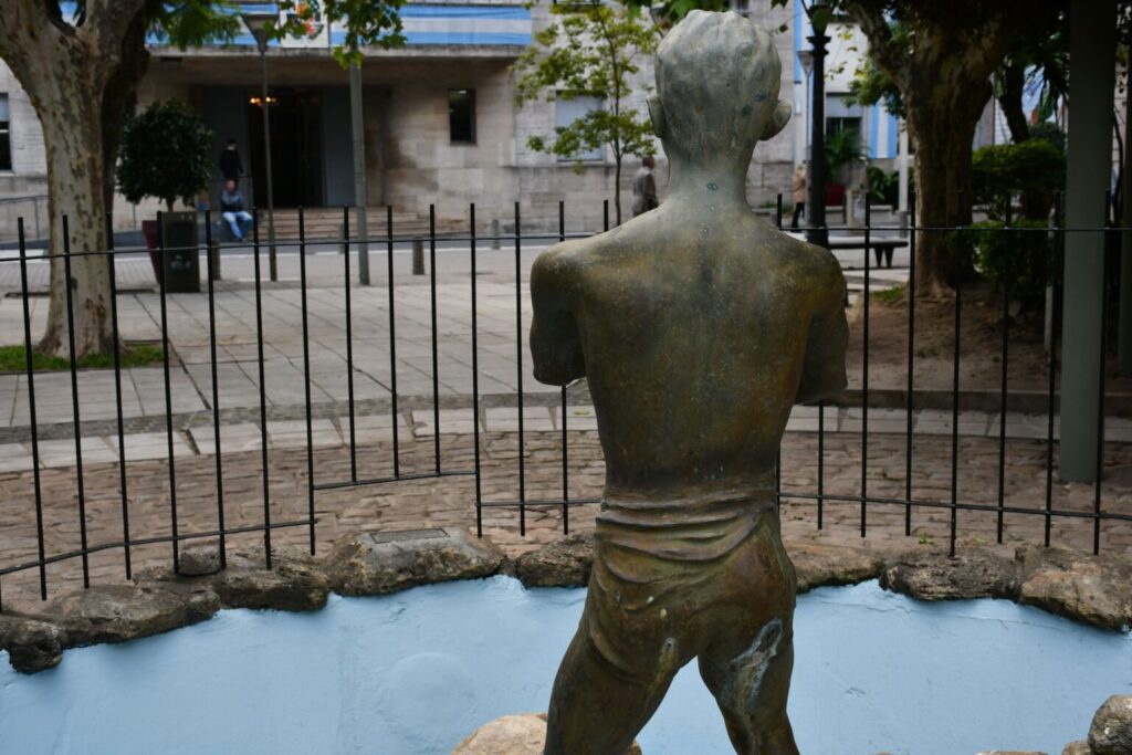 alt="El muchacho del Paraná en su antiguo emplazamiento en la plaza 25 de Mayo, frente a la Municipalidad. Hoy se encuentra en la Sala Lucio Fontana del Museo de Artes Visuales de Concordia"