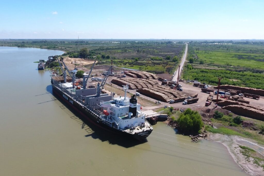 alt="un barco se apresta a recibir carga en Puerto Ibicuy"