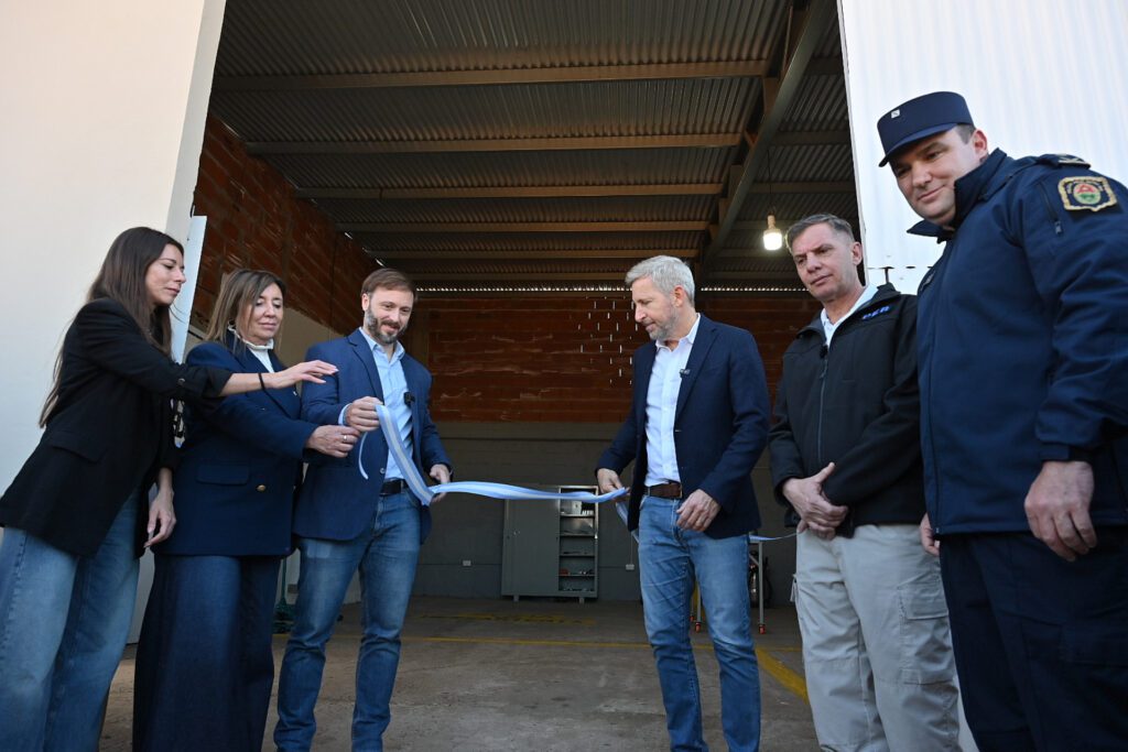 alt="el jefe de la policía de Entre Ríos, el gobernador Frigerio, el intendente Azcué y la senadora Gloria Liliana Cozzi, junto a funcionarios, durante el corte de cinta en la inauguración del taller de chapa y pintura"