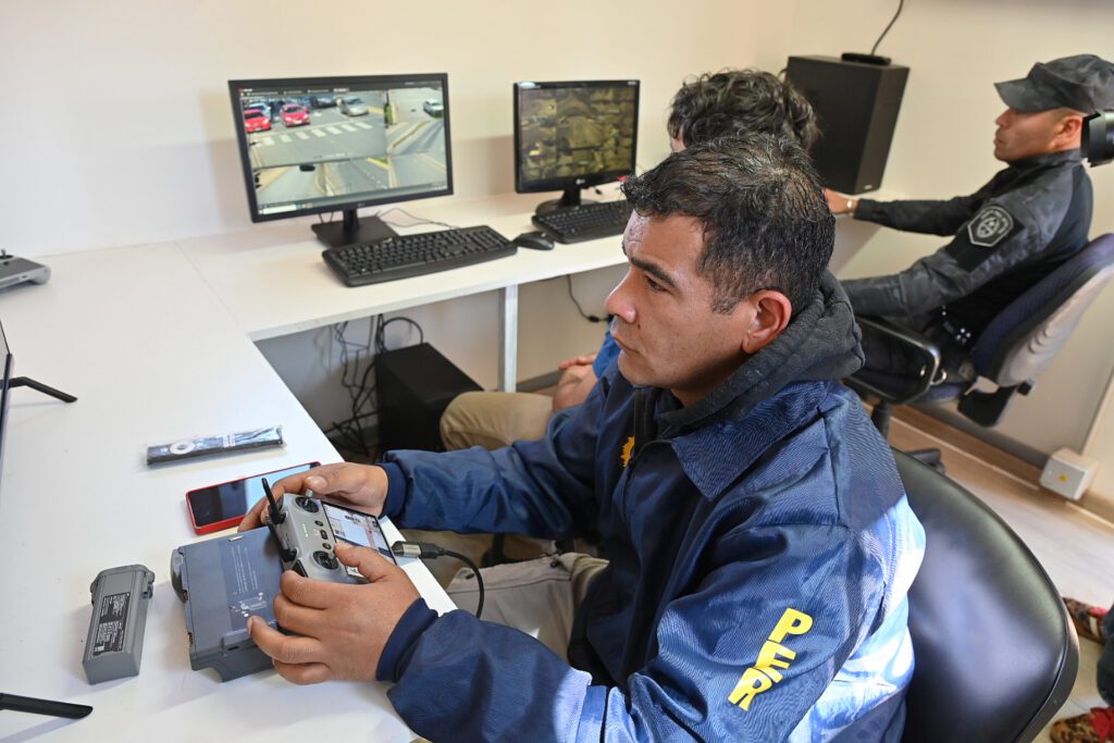 alt="el interior de la Unidad Operativa Móvil con equipos de comunicaciones, monitoreo y un dron que se utilizará como refuerzo de seguridad en Concordia"