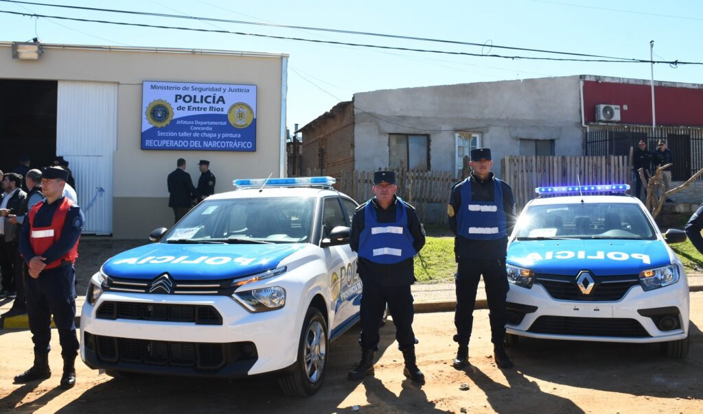 alt="móviles y personal policial frente al taller de chapa y pintura destinado a la reparación de vehículos oficiales, otro eslabón del refuerzo de seguridad en Concordia"