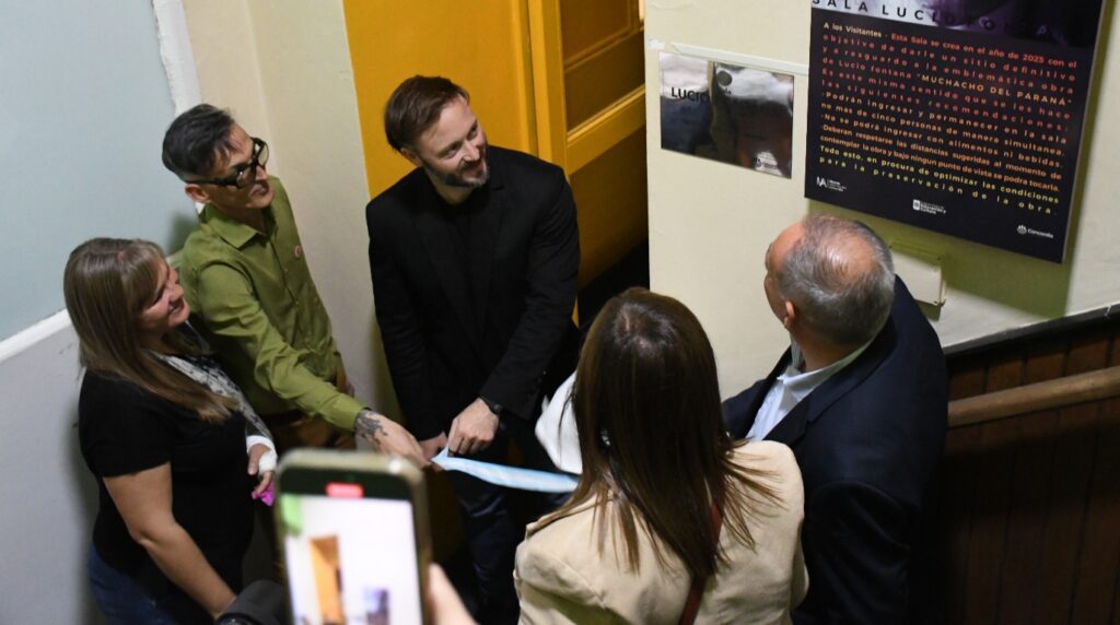 alt="Concordia celebra la inauguración de la Sala Lucio Fontana, hogar del Muchacho del Paraná, pieza clave del Espacialismo"