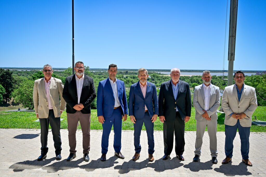 alt="el gobernador Rogelio Frigerio junto a funcionarios y directivos de PTP Warrant SA"