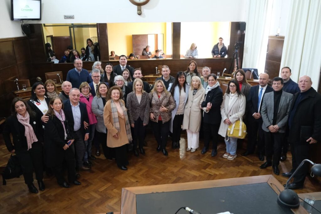 alt="Concordia impulsa la Educación Financiera en escuelas, debate transparencia y homenajea a la Ciudadana Ilustre Rosa María Reissenweber en el Concejo Deliberante"