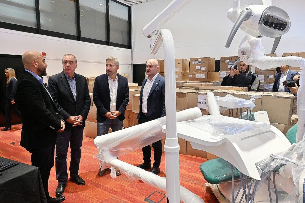 alt="El goberrnador junto a funcionarios provinciales y el presidente de la delegación argentina ante la CTM de Salto Grande frente a los medicamentos y equipo médico donados"
