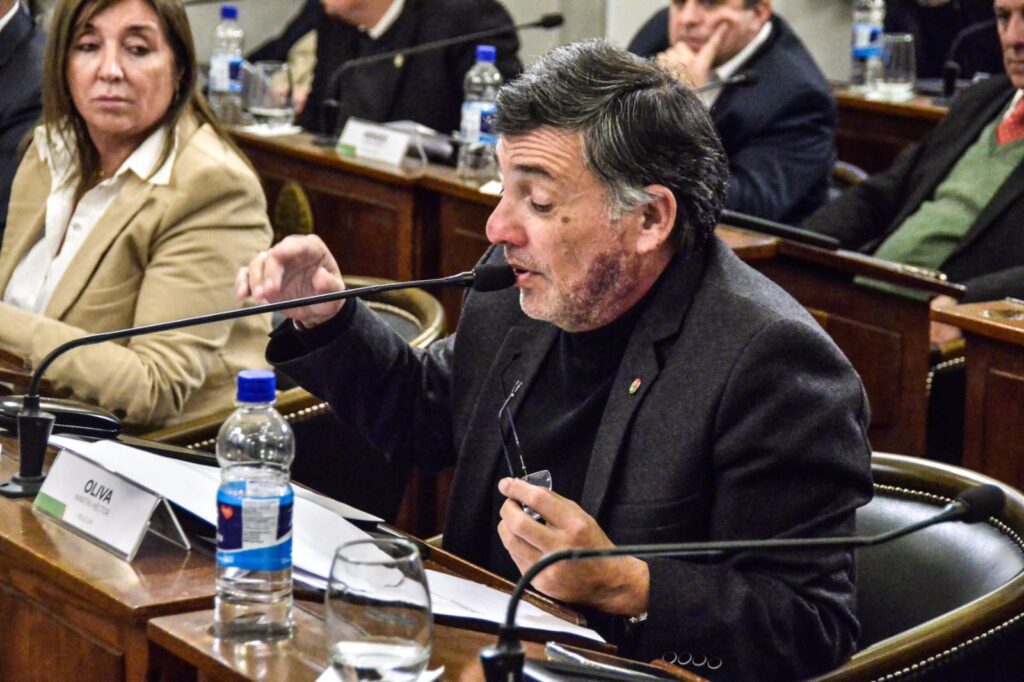 alt="en la fotografía, el senador Martín Oliva (Más para Entre Ríos), quien rechazó la propuesta argumentando que se podría estar autorizando a tomar "nueva deuda".