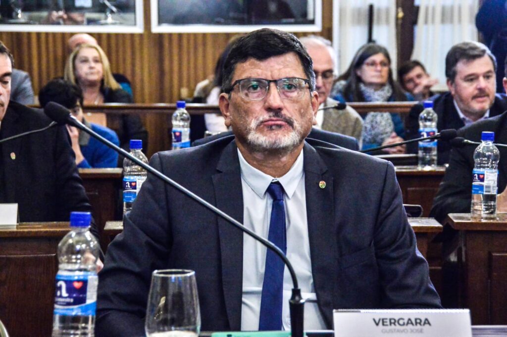 alt="en la fotografía, el senador Gustavo Vergara, uno de los defensores del proyecto de la ley de Sostenibilidad de la Deuda en Entre Ríos"