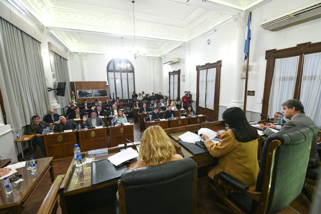 alt="La Ley de Biocombustibles en Entre Ríos, aprobada en el Senado provicial, apunta a fomentar la producción local y a generar empleo. En la fotografía se ve a la vicegobernadora Aluani, de espaldas, y de frente a los senadores entrerrianos"