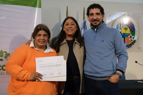 alt="En el centro, la concejal Silvina Ovelar, una de las impulsoras del homenaje a escuelas de Concordia por sus 25 años" 