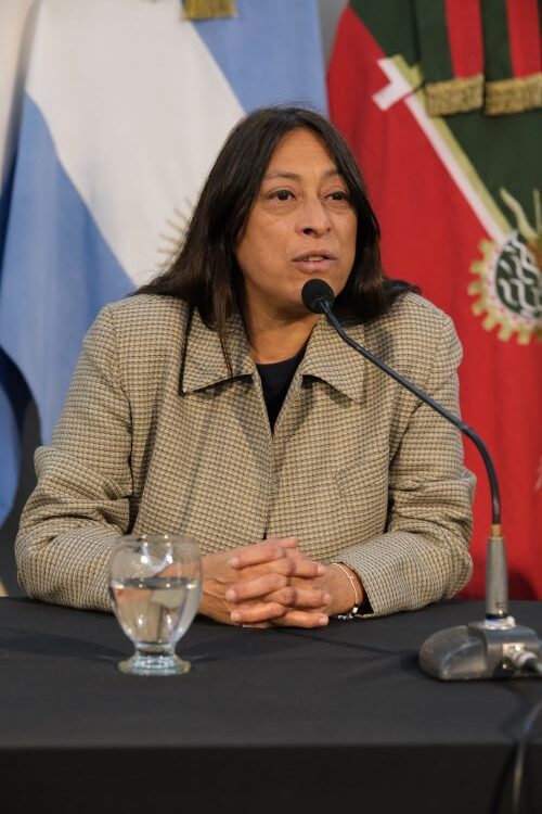 alt="Durante el homenaje a escuelas de Concordia por sus 25 años, la concejal Silvina Ovelar abordó los desafíos persistentes del sistema educativo"