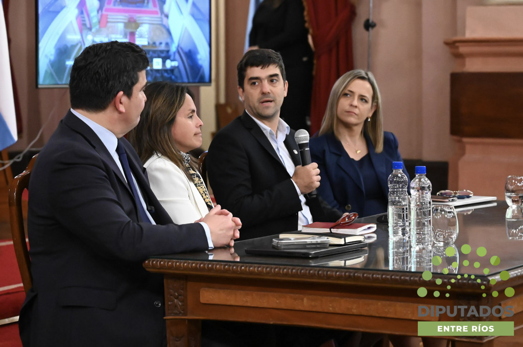 alt="La capacitación sobre IA responsable en parlamentos se realizó en modalidad híbrida y convocó a expertos argentinos y extranjeros"