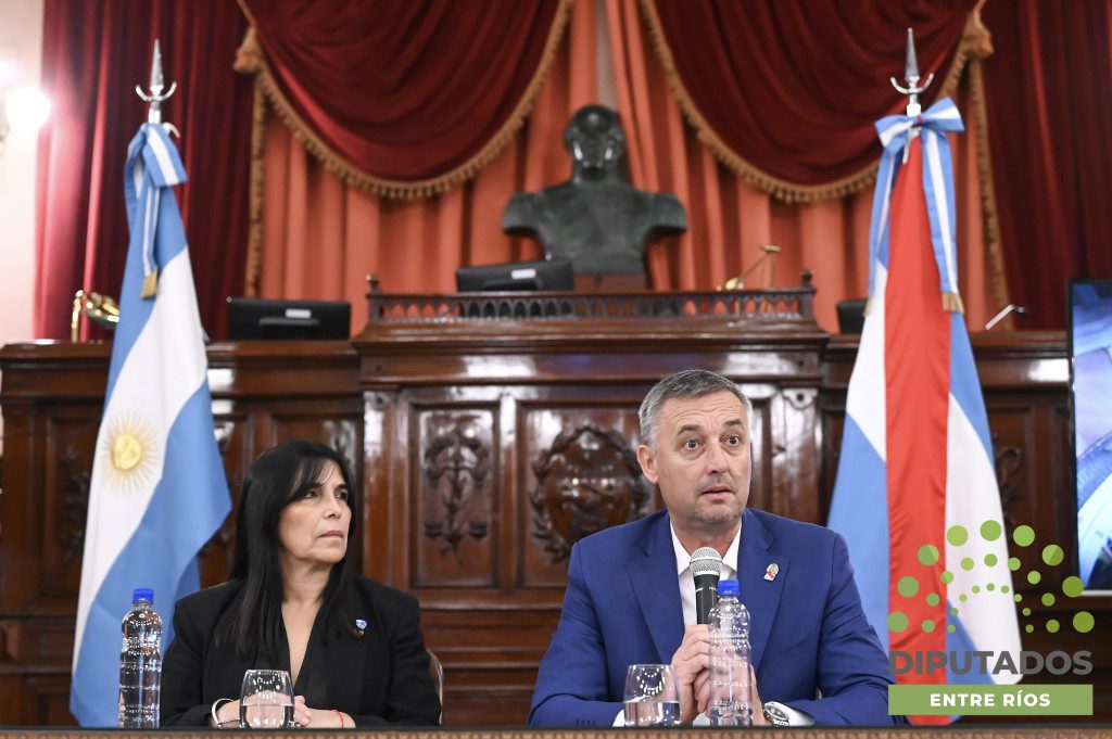 alt="Alicia Aluani y Gustavo Hein durante el encuentro de capacitación sobre IA responsable en parlamentos"