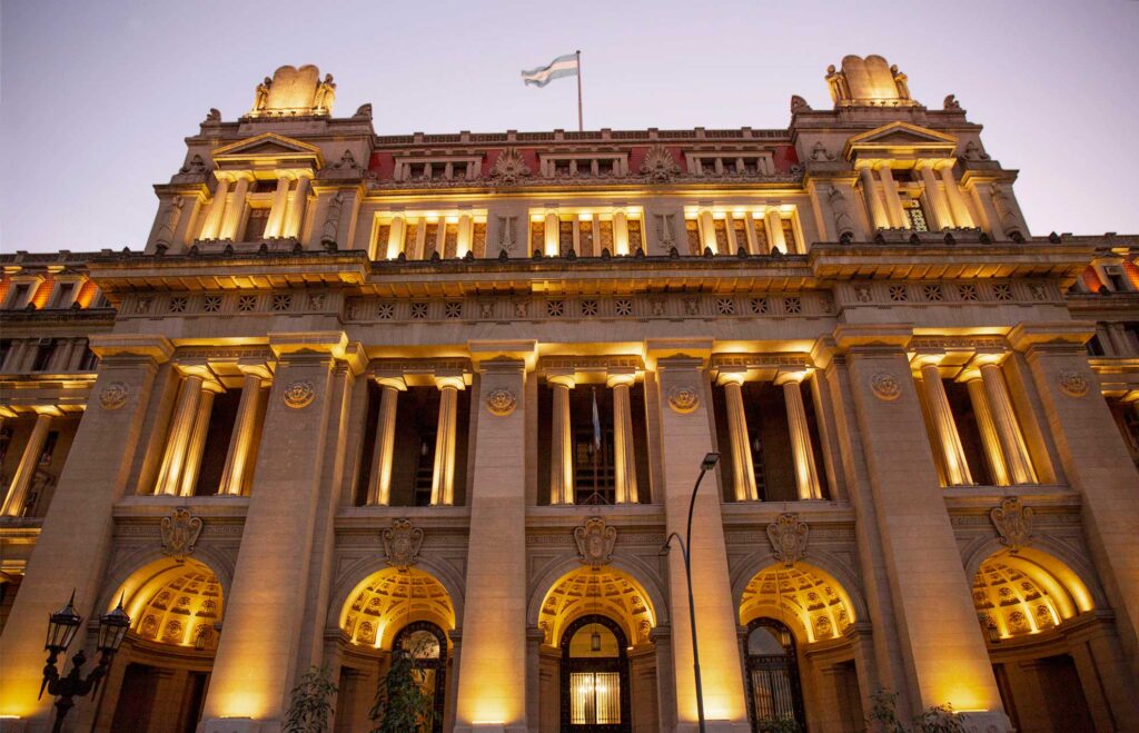 alt="Palacio de los Tribunales, sede de la Corte Suprema de Justicia de la Nación, donde Entre Ríos mantiene su reclamo por los excedentes de Salto Grande"