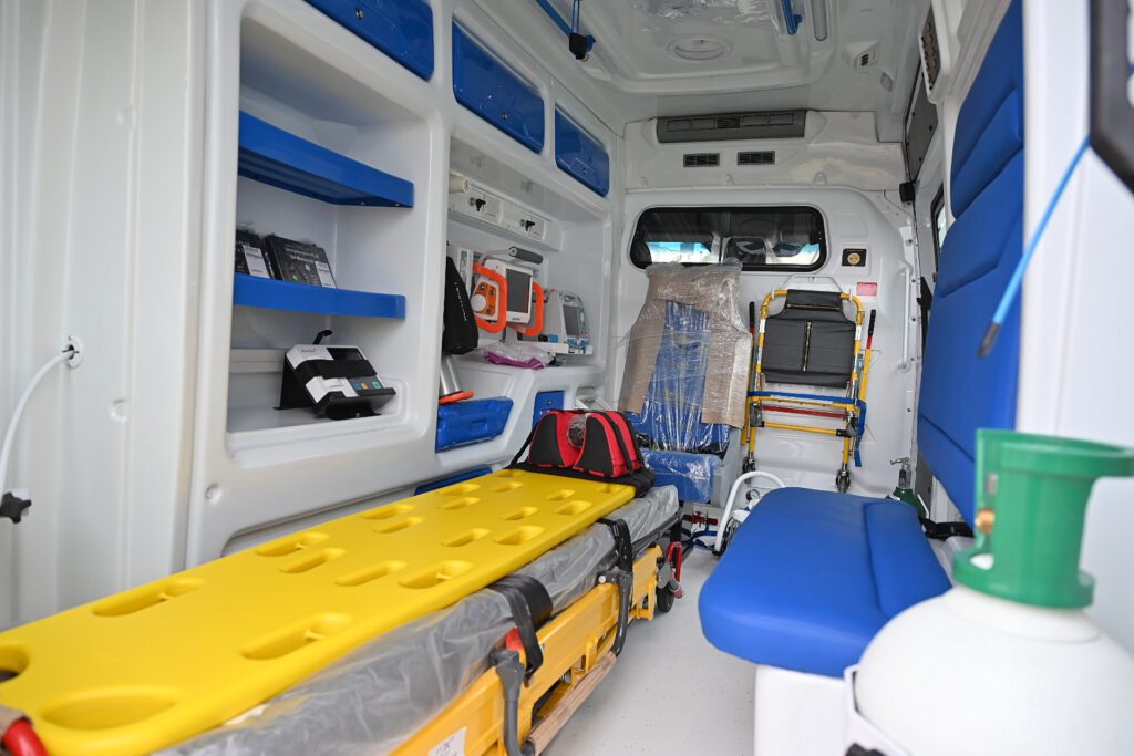 alt="equipamiento interior de una de las ambulancias donadas por la CTM de Salto Grande para sostener la salud en Entre Ríos"