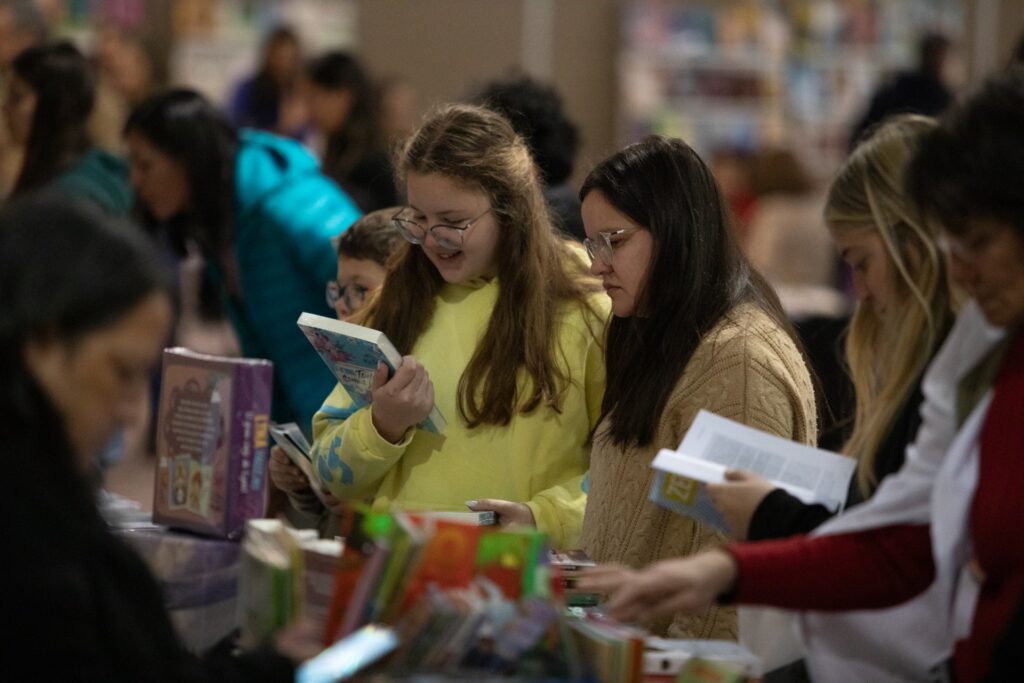 alt="El éxito de la Feria Provincial del Libro en Concordia superó expectativas. Más de 20 mil personas disfrutaron un evento cultural histórico en Entre Ríos"