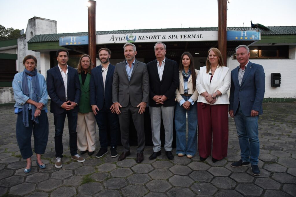 alt="el gobernador Rogelio Frigerio junto al presidente de la delegación Argentina ante la CTM, Alejandro Daneri, el intendente de Concordia, Francisco Azcué, y funcionarios provinciales durante la visita al Hotel Ayuí en que se anunció la inminente licitación"