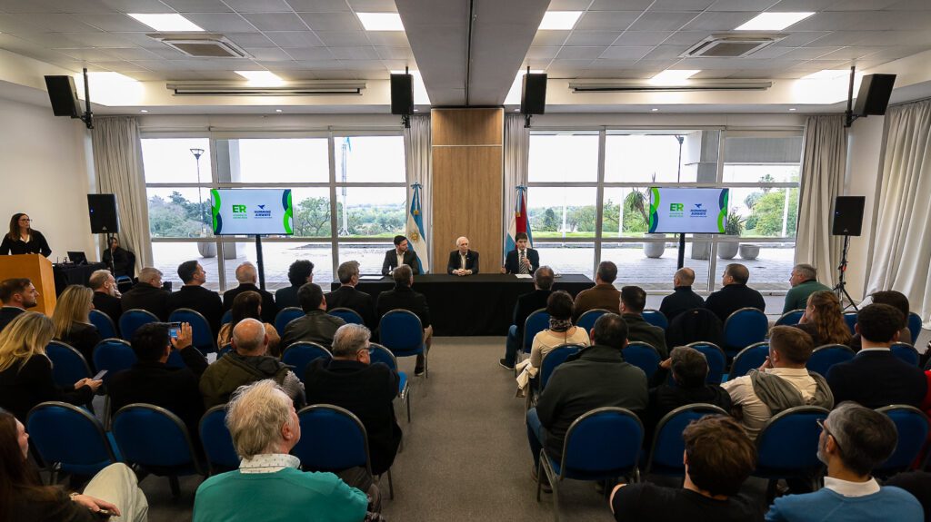 alt="Humming Airways anunció en el Centro de Convenciones de Paraná que se amplía la conectividad aérea de Entre Ríos"