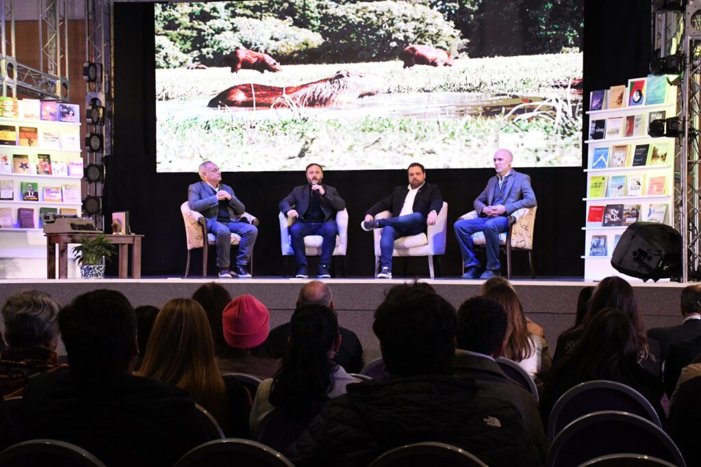 alt="El intendente de Concordia, Francisco Azcué, y el ministro de Gobierno y Trabajo de Entre Ríos, Manuel Troncoso, en la inauguración de la Feria Provincial del Libro de Concordia"