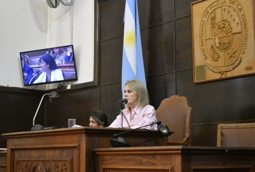 alt="La viceintendente Magdalena Reta de Urquiza presidió la sesión en que se resolvió la reducción de intereses en la regularización de deudas municipales"