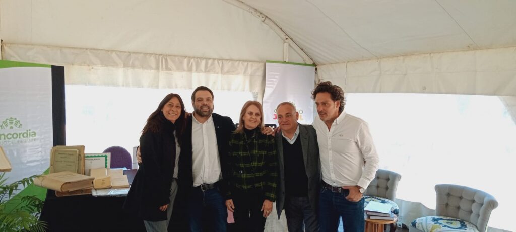 alt="El stand del Concejo Deliberante en la Feria del Libro en Concordia con el ministro Troncos, concejales y funcionarios municipales"