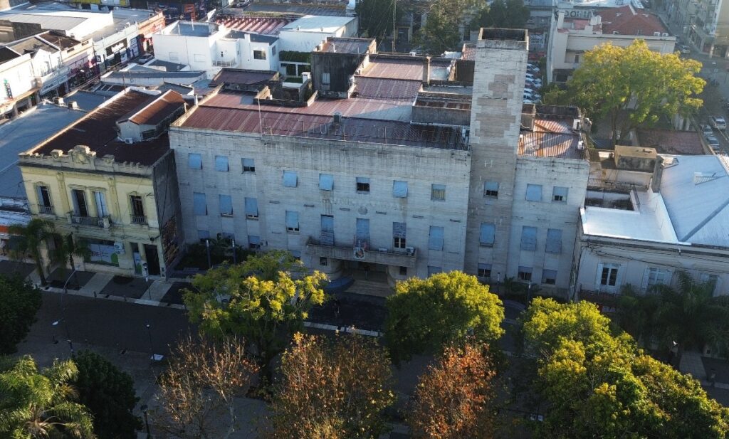 alt="edificio municipal de Concordia, el intendente azcué planteó la necesidad de una reforma y reorganización de la gestión"