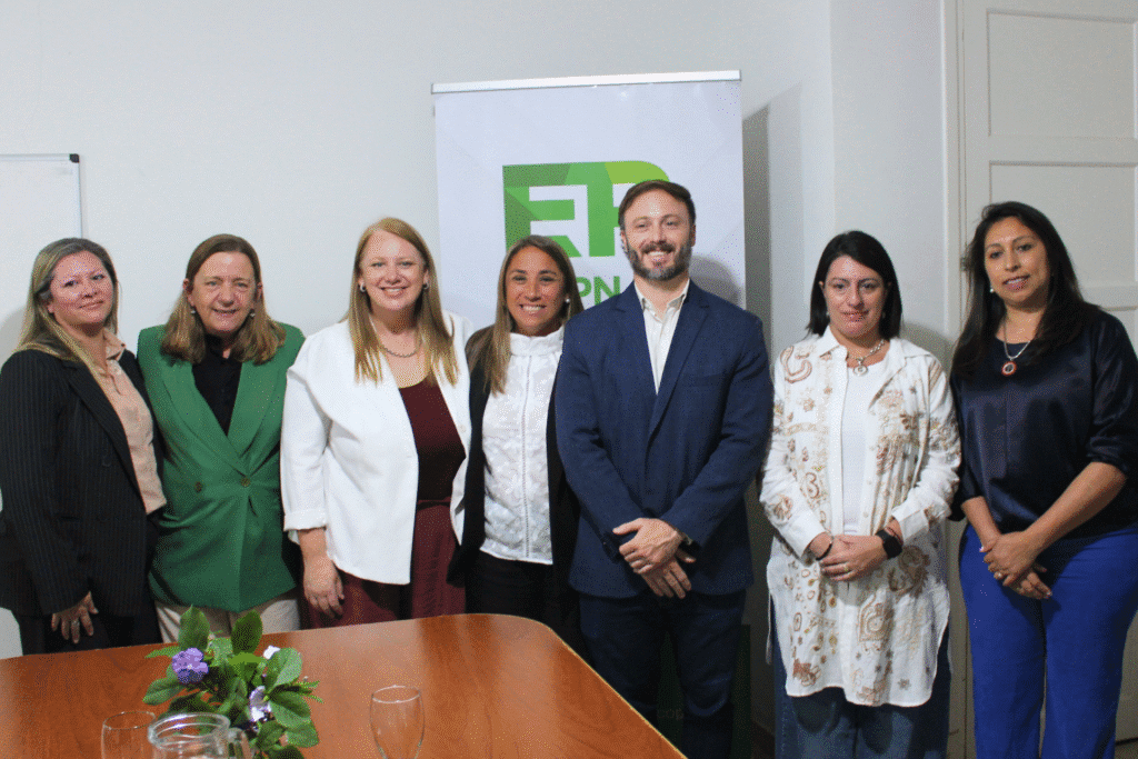 alt="Laura López - primera a la derecha- es la nueva coordinadora del Copnaf en Concordia. Asume para fortalecer la protección de niñez y adolescencia"