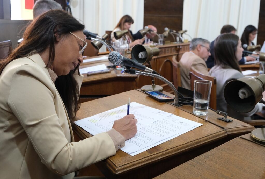 alt="La concejal Silvina Ovelar durante la sesión en que se declaró de interés municipal, educativo y cultural a las Jornadas de Comunicación Social de Concordia"